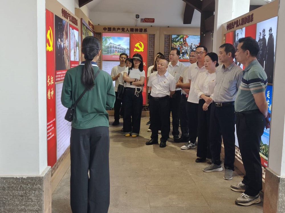 黨員、干部職工在南寧市共產黨人精神譜系主題園內參觀.jpg