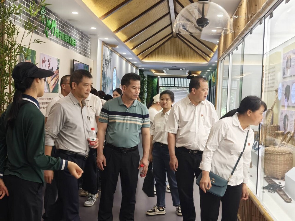 黨員、干部職工在南寧市廉潔文化主題園內參觀.jpg